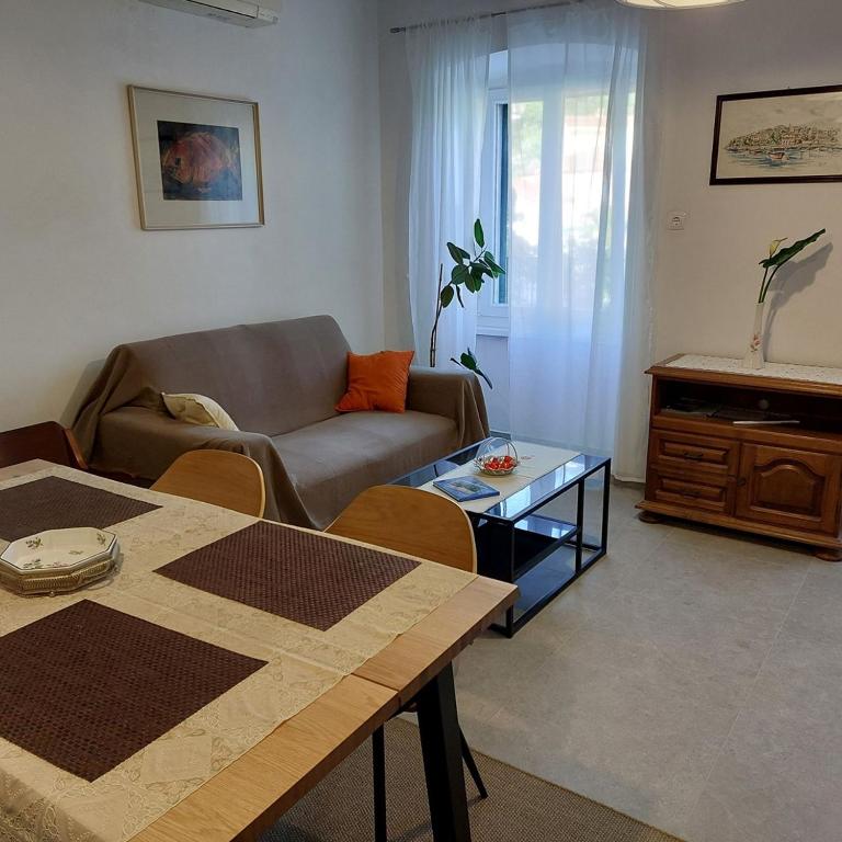 Sofa and coffee table in the open-plan kitchen, dining and seating area
